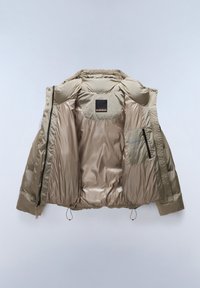 Giubbotto imbottito beige aperto per mostrare la fodera luminosa, il collo imbottito, la tasca interna con zip e l'etichetta del marchio all'interno della zona del colletto.