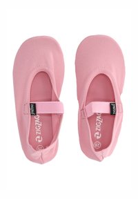 Ljusrosa textilballerinas med rund tå, elastisk rem och logotag, med en mjuk, slät textur och flexibel design.