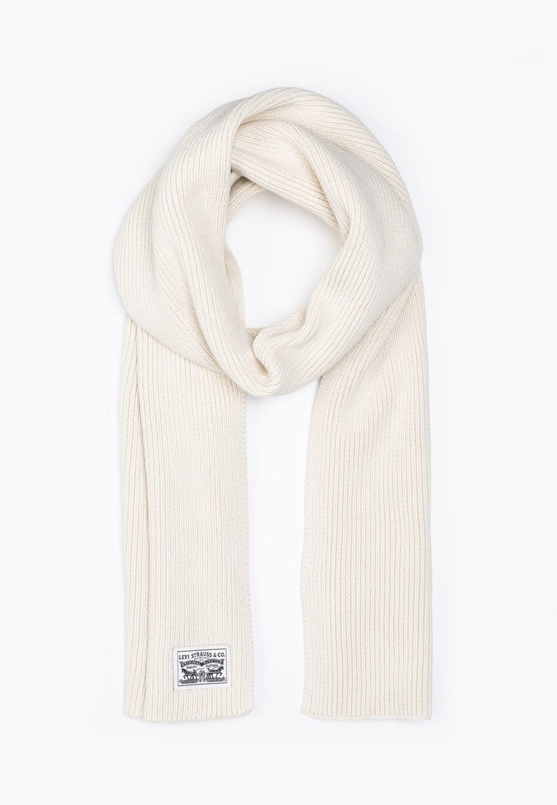 Écharpe ivoire côtelée en matériau doux ; présente une étiquette cousue avec la marque Levi Strauss & Co. à une extrémité.