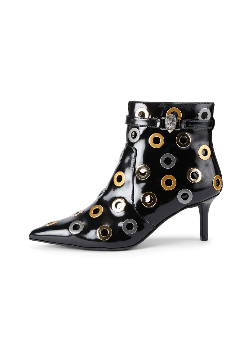 Czarne lakierowane botki za kostkę z okrągłymi akcentami w kolorze złotym, srebrnym i brązowym, spiczastym noskiem, paskiem na kostce i wąskim obcasem.