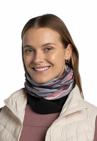 Bufanda infinita multicolor hecha de un tejido suave y ligero que presenta una mezcla de patrones morados, grises y rojos, superpuestos sobre una base negra.