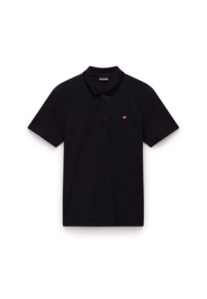 Zwart poloshirt van katoen, met een drieknopenlijst en een klein, rood en wit geborduurd logo op de linkerkant van de borst.