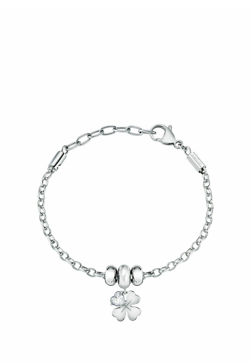 Braccialetto charm in argento con design a catena, caratterizzato da tre perline lisce e un charm a quadrifoglio decorato con una pietra preziosa trasparente.