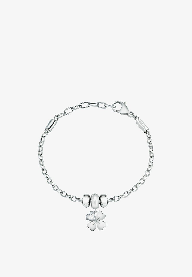 Braccialetto charm in argento con design a catena, caratterizzato da tre perline lisce e un charm a quadrifoglio decorato con una pietra preziosa trasparente.