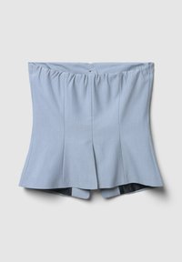 Top corsetto senza spalline di un azzurro chiaro, con cuciture strutturate e leggere pieghe su uno sfondo grigio uniforme.