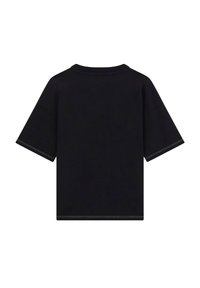 Czarny t-shirt z krótkim rękawem i okrągłym dekoltem; posiada kontrastowe białe przeszycia wzdłuż krawędzi i rękawów; luźny fason.