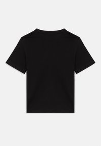 Yksinkertainen musta, lyhythihainen T-paita, esitettynä takaa valkoista taustaa vasten.