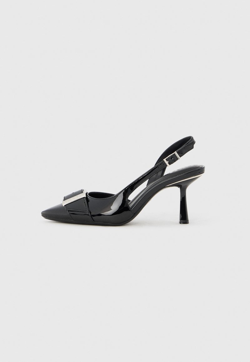 Escarpin bride arrière en cuir verni noir avec un bout pointu et un accent métallique sur le cou-de-pied. Comprend un talon fin et une bride ajustable.