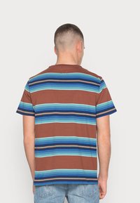 Levi's® ORIGINAL HOUSEMARK TEE - T-shirt básica - abyss cinnamon stick
