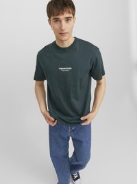 Jack & Jones JORVESTERBRO CREW NECK - Marškinėliai su spaudiniu - magical forest