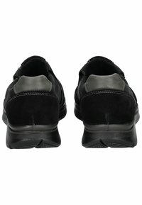 Zwarte sportieve schoenen met een bovenwerk van suede, grijze accenten op de hak en een gestructureerde rubberen buitenzool. Ontworpen voor comfort en ondersteuning.