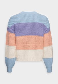 Pull en grosse maille avec des rayures horizontales bleu clair, violet, pêche, blanc et bleu, vu de dos sur un fond uni.