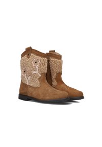 Bruine suède enkellaarzen met een fluffy beige shearling paneel, roze bloemenborduurwerk en een lage zwarte zool.