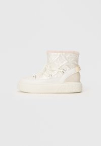 Botas de tobillo blancas acolchadas con un collar de piel sintética rosa, parte frontal con cordones y suela gruesa texturizada. Presentan un acento marrón en el costado.