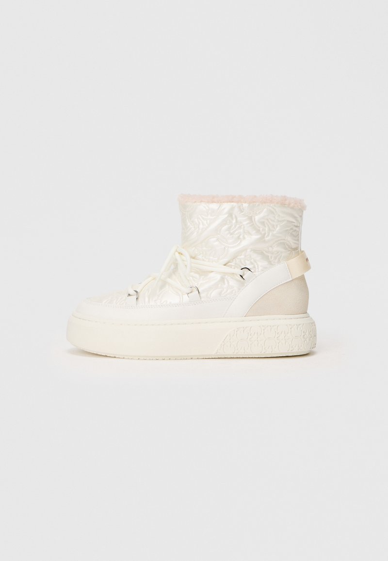 Botas de tobillo blancas acolchadas con un collar de piel sintética rosa, parte frontal con cordones y suela gruesa texturizada. Presentan un acento marrón en el costado.