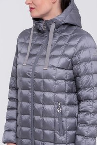 Chaqueta acolchada gris con capucha, que cuenta con un cierre frontal, bolsillos laterales y una textura brillante acolchada. Cordones grises acentúan la capucha.