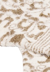 Tessuto in maglia bianco con motivo leopardato dorato, caratterizzato da una texture morbida e un leggero luccichio. Include piccoli accenti di perle dorate.