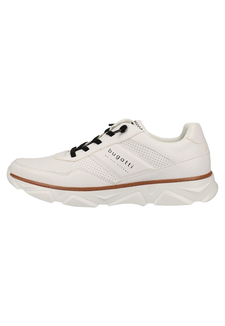 Chaussures de sport blanches en cuir et mesh, avec des lacets noirs, un design perforé et une semelle épaisse et texturée agrémentée d'un accent marron.