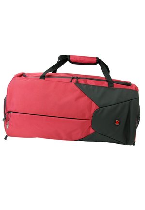 Sac de sport rouge et noir avec deux poignées supérieures, fermeture éclair, tissu texturé et design angulaire comportant un panneau d'accent noir.