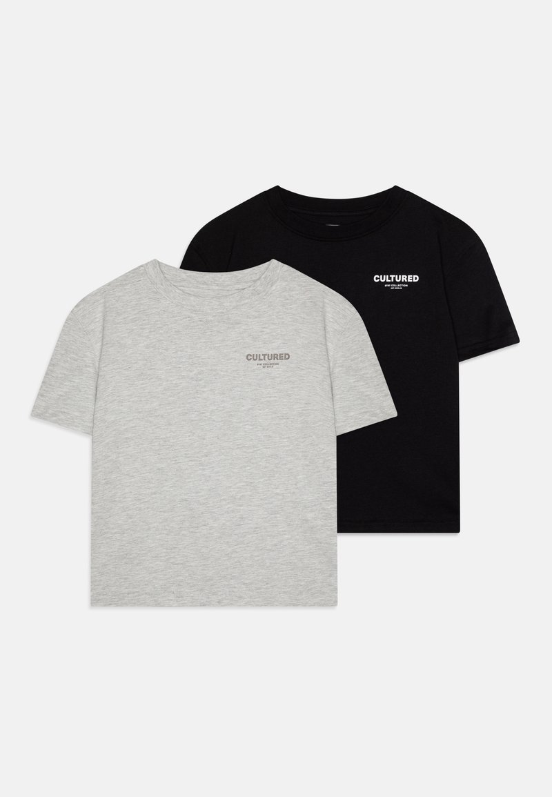 Δυο κοντομάνικα μπλουζάκια, το ένα γκρι με ανοιχτό γκρι τύπωμα "CULTURED" και το άλλο μαύρο με λευκό τύπωμα "CULTURED", και τα δυο από βαμβακερό ύφασμα.