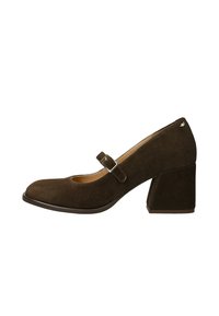 Hnědé semišové lodičky Mary Jane s kulatou špičkou, nastavitelným páskem a masivním blokovým podpatkem. Minimalistický design s logem na zadní straně.