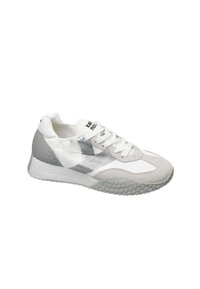 Sneaker bianco e grigio con un accento argento testurizzato, lacci rotondi e una suola a motivo a nido d'ape. Materiale morbido con un design sportivo.