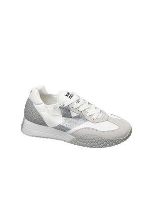 Sneaker bianco e grigio con un accento argento testurizzato, lacci rotondi e una suola a motivo a nido d'ape. Materiale morbido con un design sportivo.