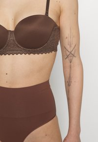 Spanx SPANXSHAPE™ EXTRAORDINARY BRIEF - Alakformáló ruházat - chestnut brown