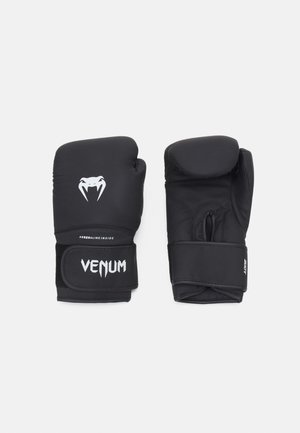Luvas de boxe pretas com uma textura suave, apresentando um logótipo branco da Venom e uma faixa ajustável com fecho de velcro para um ajuste seguro.