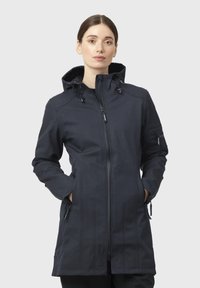 Chaqueta impermeable de color azul oscuro con cremallera frontal, capucha ajustable, bolsillos laterales y un acabado texturizado. Presenta detalles de costura sutiles.