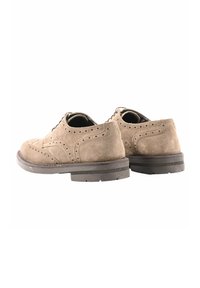 Scarpe da dress in suede marrone con dettagli brogue, punta rotonda e suola in gomma. Presentano un tacco basso e un sistema di allacciatura. Finitura lucida.