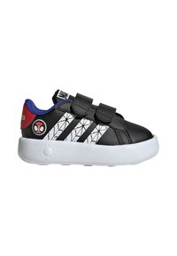 Chaussure de sport noire avec un design de toile d'araignée blanche, des sangles Velcro, des accents bleus sur le col et un patch rouge au talon comportant un logo.