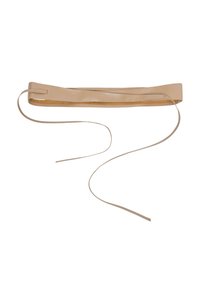 Haarband aus nude-farbenem Leder mit glatter Textur, dünnem Design und langen Bändern für einen sicheren Halt.