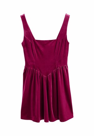 Sukienka bez rękawów z aksamitu w głębokim kolorze magenta, z dopasowaną górą i marszczonym dołem, z szerokimi ramiączkami i kwadratowym dekoltem.