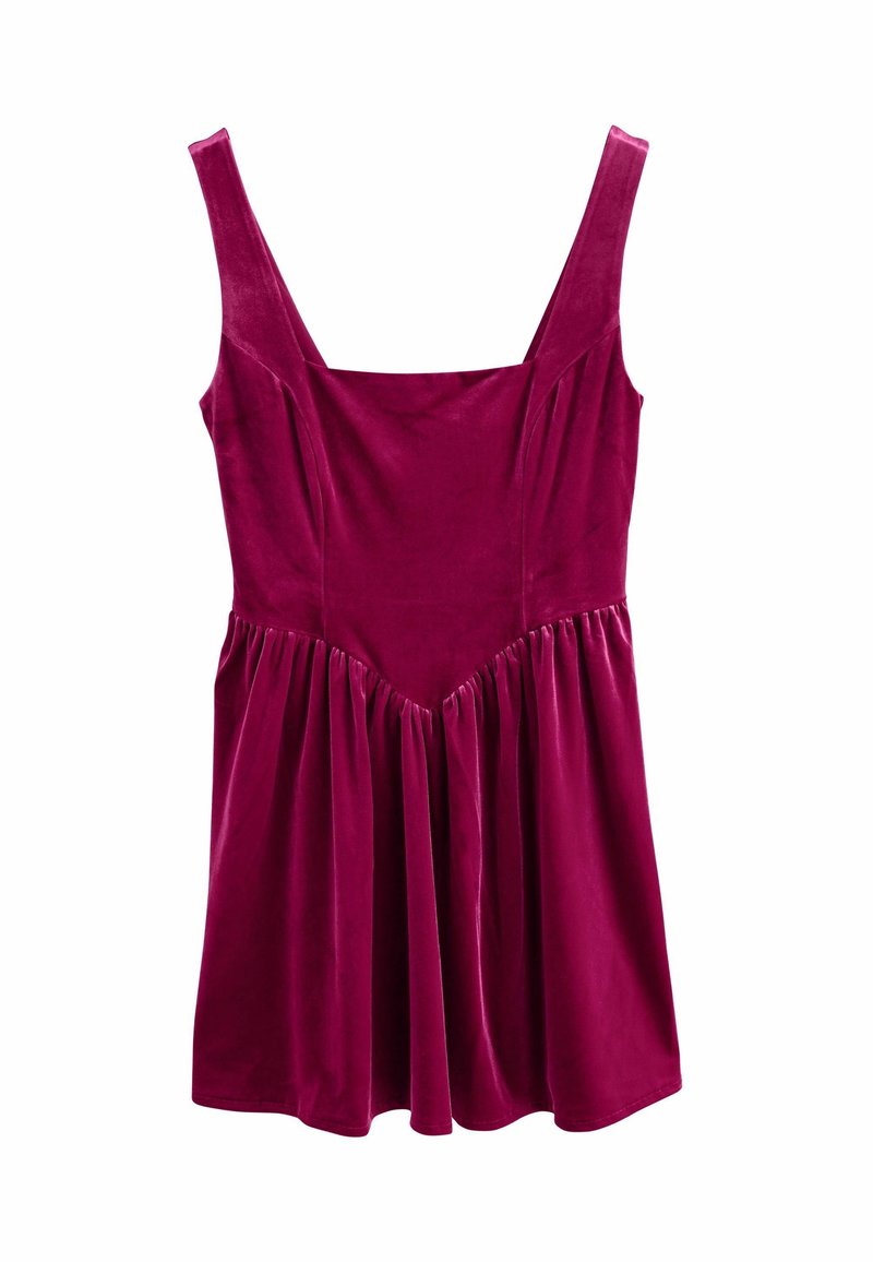 Robe sans manches en velours magenta profond avec un corsage ajusté et une jupe froncée, dotée de larges bretelles et d'un décolleté carré.