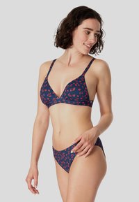 Marine blomster bikini sæt med en dyb V-udskæring bralette og lavtaljede underdele. Udsmykket med røde blomster og justerbare skulderstropper. Glat tekstur.