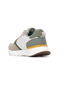 Zapatillas para hombres con una combinación de materiales en blanco, verde y beige, con un acabado de ante texturizado y una suela blanca.