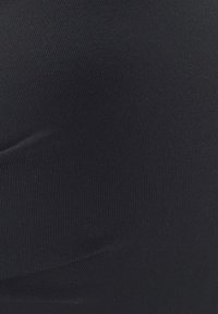Schwarzer, gerippter Stoff mit einer glatten Textur, der vertikale Linien und einen subtilen Glanz aufweist und sich für figurbetonte Kleidung eignet.