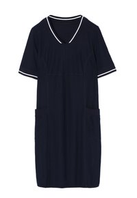Robe bleu marine à manches courtes en tissu doux, avec un col en V, un trim blanc et deux poches avant avec des coutures accentuées.