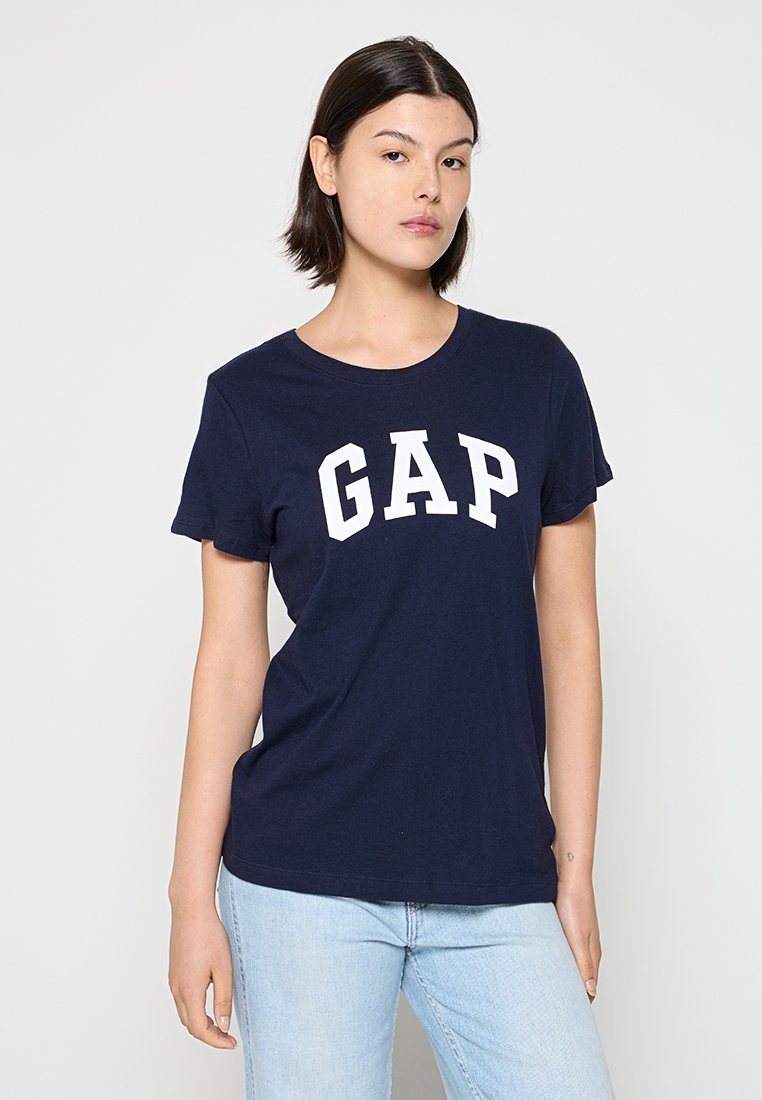 Navyblaues Baumwoll-T-Shirt mit kurzen Ärmeln und rundem Ausschnitt, mit weißem "GAP"-Textlogo auf der Vorderseite. Glatte Textur.