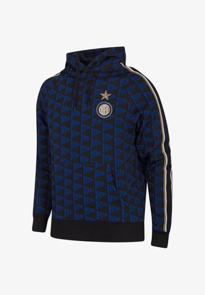 Zwart-blauwe capuchontrui met herhalend "INTER"-patroon, gouden ster en cirkelvormig embleem op de borst, en wit-goud gestreepte mouwen.