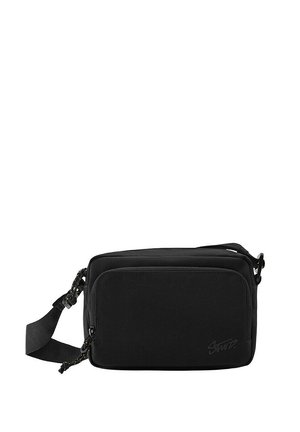 Petit sac bandoulière rectangulaire noir avec poche zippée à l’avant et bandoulière large réglable.