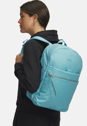 Hele sinine seljakott ümarate ülaosadega, millel on esiküljel lukuabi, polsterdatud sangad ja sile kangapind.