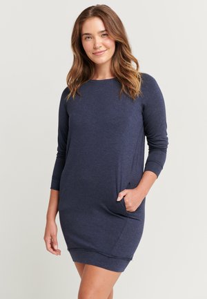 Vestito blu navy a maniche lunghe con scollatura rotonda, tasche laterali e orlo che arriva sopra il ginocchio. Tessuto morbido e leggermente testurizzato.