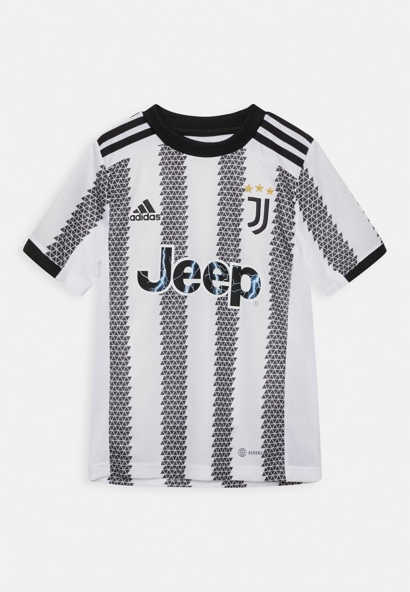 Maillot de football de la Juventus en blanc avec des motifs en triangles noirs. Présente des accents noirs, le logo Adidas, le marquage Jeep et trois étoiles jaunes.