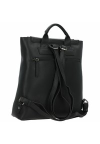 Schwarzer Kunstleder-Rucksack mit doppelten Griffen, verstellbaren Schultergurten und einer Reißverschlusstasche auf der Vorderseite. Glatte Textur und minimalistisches Design.