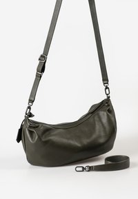 Borsa a spalla in pelle verde scuro con tracolla regolabile e bracciale staccabile su sfondo bianco.