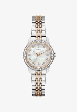 Tofarget sølv- og roségull Guess-armbåndsur med krystallbesatt bezel, urskive i perlemor og gullmarkører og visere.
