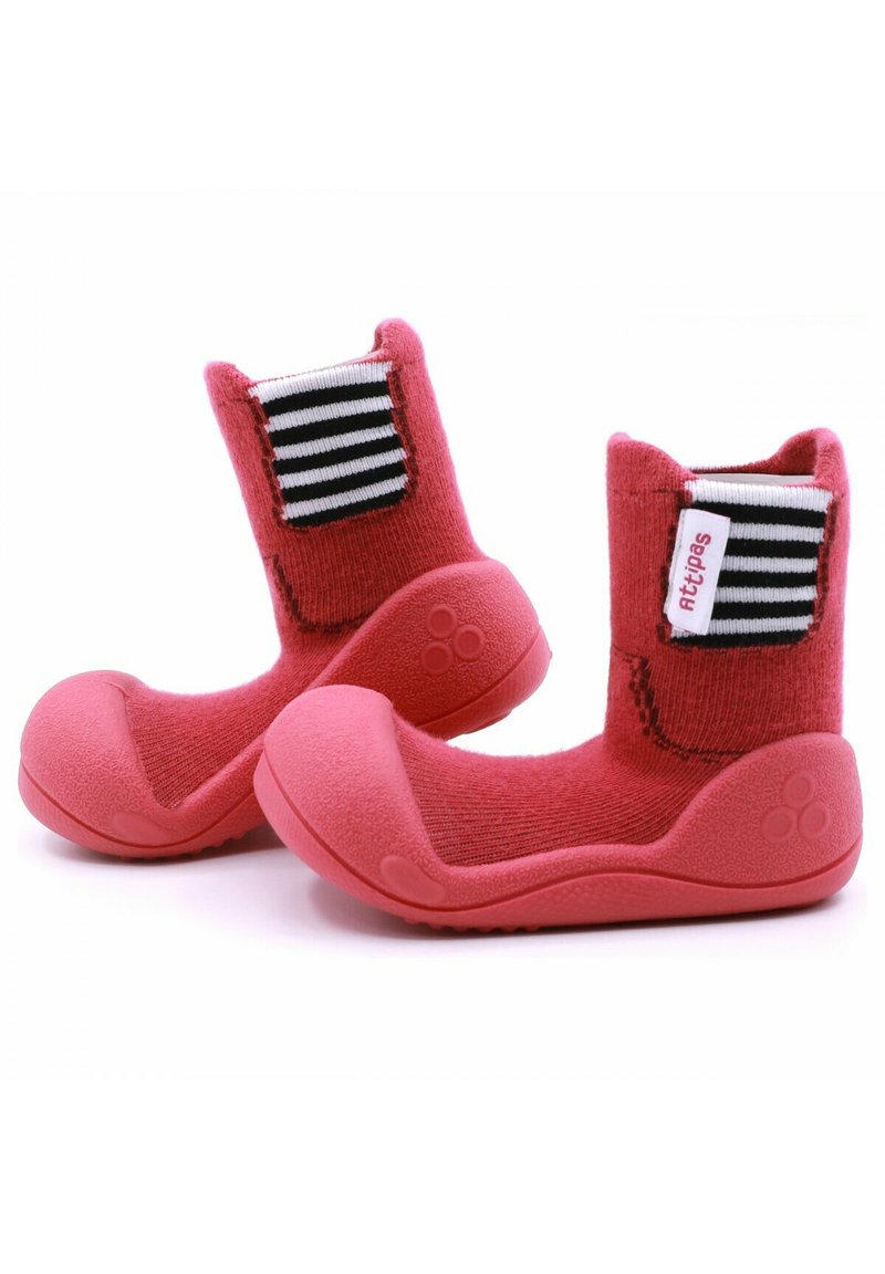 Botas de lana rojas con suelas de goma. Presentan un patrón textil a rayas en el tobillo y una lengüeta con un logotipo. Diseño de punta redondeada.