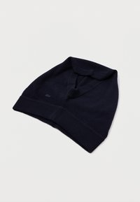 Gorro de punto azul marino con diseño en forma de V, puño acanalado y un pequeño acento de logo. El material parece suave y elástico.